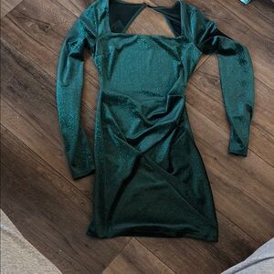 Elegant Green Long-Sleeve Dress